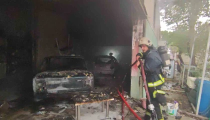 Antalyada oto boyama atölyesindeki yangında iki iş yeri zarar gördü