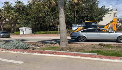 Antalyada otomobil elektrik direğine çarptı: 2 yaralı