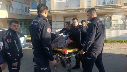 Antalyada otomobil elektrik direğine çarptı: 3 yaralı