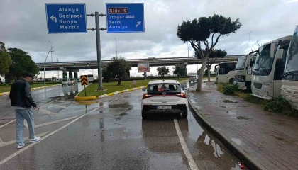 Antalyada otomobille motosiklet çarpıştı: 2 yaralı