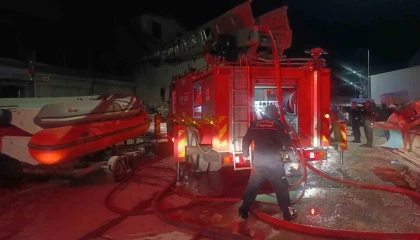 Antalyada tekne imalathanesinde yangın