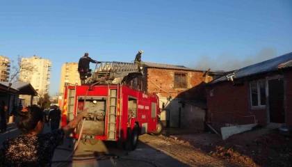 Antalyada yaşlı çiftin evi alevlere teslim oldu