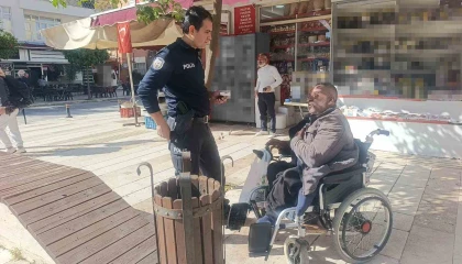 Antalyada yaya geçidinde engelli aracına otomobilin çarpma anı kamerada