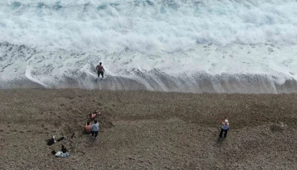 Antalyanın yüksek kesimlerinde karla mücadele, sahilinde deniz keyfi
