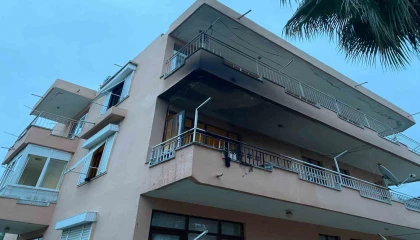 Apartman dairesinde yangın: 1 kişi dumandan etkilendi
