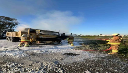 Arsuzda kamyonet alevlere teslim oldu