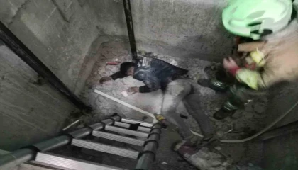 Asansör boşluğuna düşen işçi yaralandı