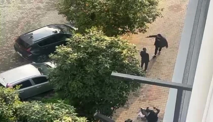 Ayrıldığı eşini ayaklarından vuran şahıs, havaya da ateş açmış