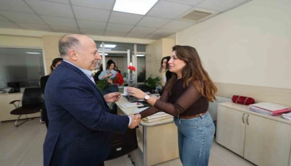 Başkan Demirçalıdan kadın personele karanfil