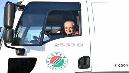 Başkan Kocagöz işçi elbisesini giydi, iş makinesinin başına geçti