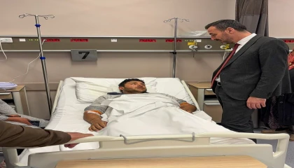 Başkan Vekili Çiçek, hastaneye giderek kazada yaralanan personelin durumu hakkında bilgi aldı