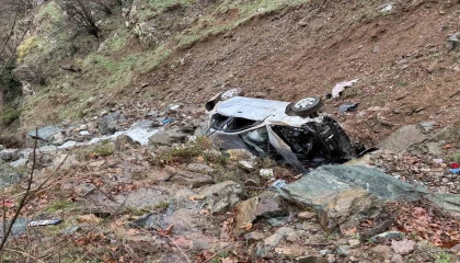Bayram namazı yolunda kaza: Araç dereye uçtu, 1 kişi hayatını kaybetti
