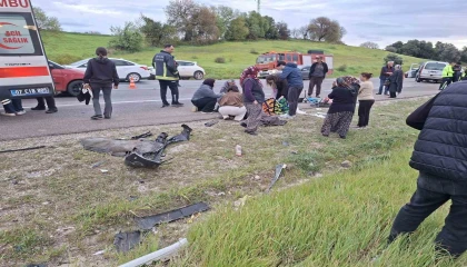 Bayram yolunda feci kaza: Otomobiller kafa kafaya çarpıştı, 7 kişi yaralandı
