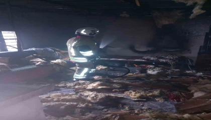 Belende yanan ev kullanılmaz hale geldi