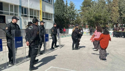 Burdurda gerçeğini aratmayan deprem tatbikatı