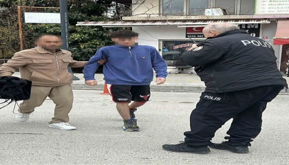 Burdurda iki genci bıçaklayan 17 yaşındaki şüpheli tutuklandı