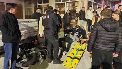 Burdurda otomobil ile çarpışan motosikletlinin yaralandığı kaza kamerada