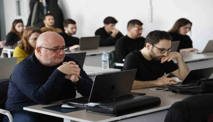 Büyükşehirden teknoloji meraklısı gençlere yapay zeka eğitimi