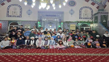 Camiye gelen çocuklar çifte bayram yaptı