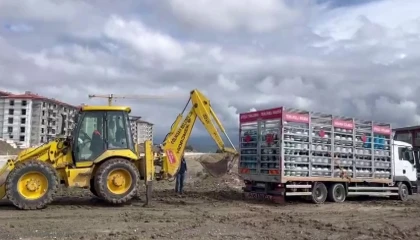 Çamura saplanan tüp yüklü kamyon kepçeyle kurtarıldı