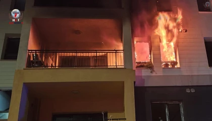 Defnede apartman dairesinden alevler yükseldi