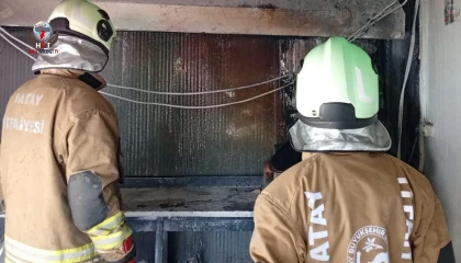 Defnede iş yeri alevlere teslim oldu