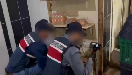 Dekoratif rafın arkasındaki gizli depoda 558 litre sahte içki ele geçirildi
