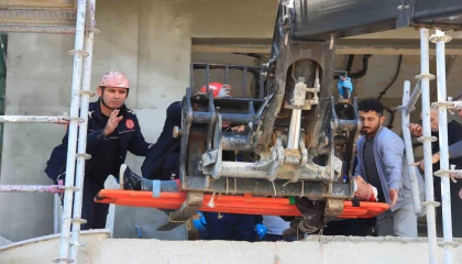 Demir iskeleden düşen inşaat işçisi yaralandı