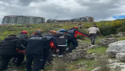 Dengesini kaybederek kayalıklardan düşen kadını ekipler kurtardı