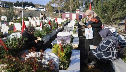 Deprem şehitliğinde hüzünlü bayram
