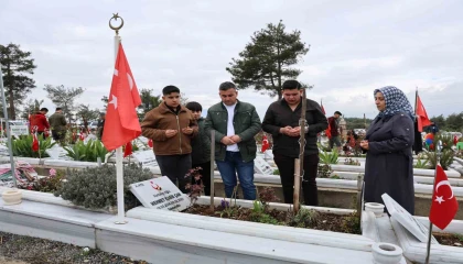 Deprem şehitliğinde hüzünlü bayram