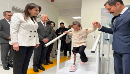 Zeynep'in Yeni Hayatı, Barbie Protezle İlk Adımlar