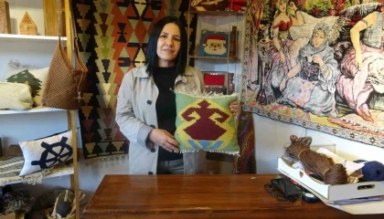 Depremde iş yerleri ve evleri yıkılan afetzede kadınlar, zanaatlarını kültür sanat çarşısında yaşatıyorlar