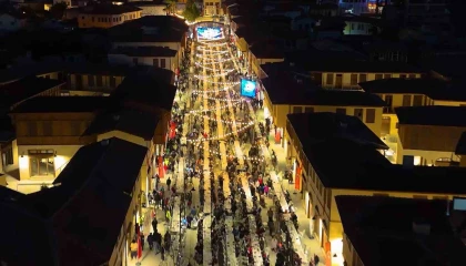 Depremde yerle bir olan Kemalpaşa Caddesi iftar sofrasıyla yeniden hayat buldu