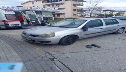 Dönüş yasağına uymayan otomobile motosiklet çarptı: 2 yaralı