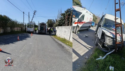 Dörtyolda öğrenci servisi elektrik direğine çarptı: 4 yaralı