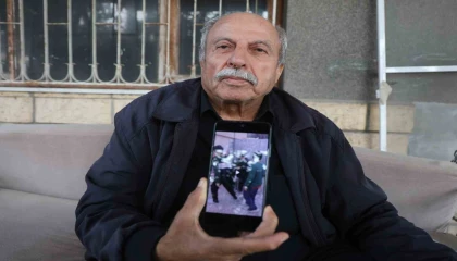 Dua etsinler yeter diyen yaşlı adam emekli maaşını mahalleliye dağıtıyor