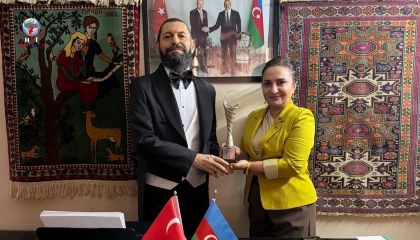 Dünyaca Ünlü Yazar Akif Manaf’a Anlamlı Ödül: “Barış Sanatı Ödülü”