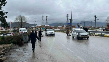 Eğirdirde otomobil bariyerlere çarptı: 1 yaralı