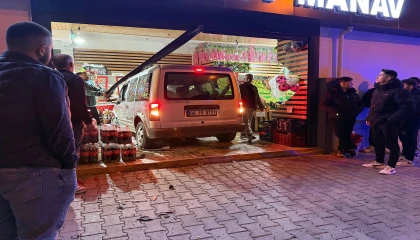 Ehliyetsiz sürücü önce kaza yaptı, ardından markete girdi