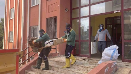 Ekipler gaz maskesiyle girdi iki günde temizledi: Evden 7 kamyonet çöp çıktı