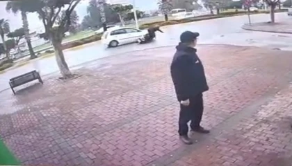 Elektrikli bisiklet sürücüsünü yola savuran kaza kamerada