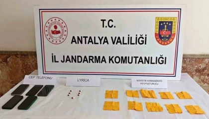 Elmalıda durdurulan araçtan 4 bin kullanımlık uyuşturucu madde ele geçirildi