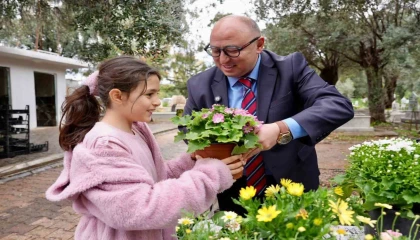 Erdemlide kabir ziyaretine gelenlere çiçek dağıtıldı