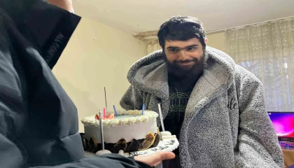 Evden çıkmayan telefon bağımlısı genç 25. yaşına bilgisayar başında girdi