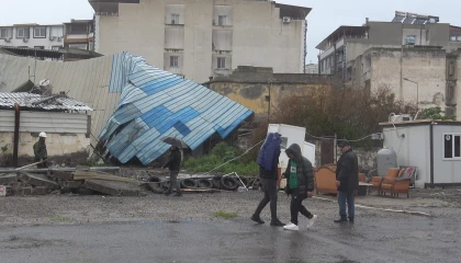 Fırtına direkleri devirdi, 2 araç zarar gördü