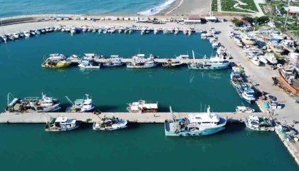 Fırtınalı Akdeniz, balıkçıları barınağa hapsetti
