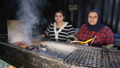 Garson olarak girdiği iş yerinde kebapçılığı öğrenen Zeynep, depremin ardından açtıkları iş yerinde ızgara başında mesai yapıyor