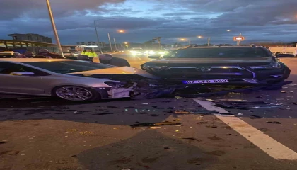 Gazipaşada kavşakta otomobille kamyonet çarpıştı: 1i ağır 5 yaralı