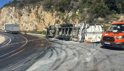 Gazipaşada muz yüklü tır devrildi